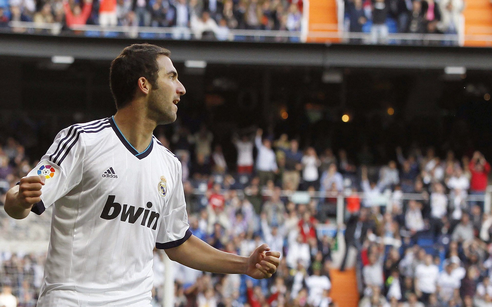 联赛推出复古球衣周活动，球迷怀旧情绪高涨，复古限定球衣